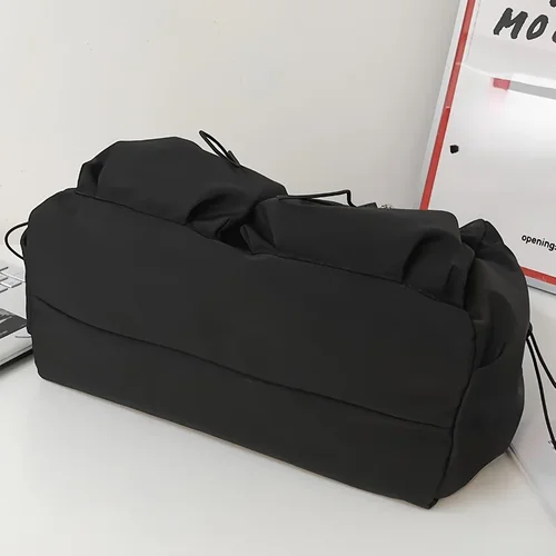 Imagen 2 del producto Bolso bandolera de moda con detalle de cordón - Cierre de cremallera espacioso y seguro - Incluye un elegante dije para bolso