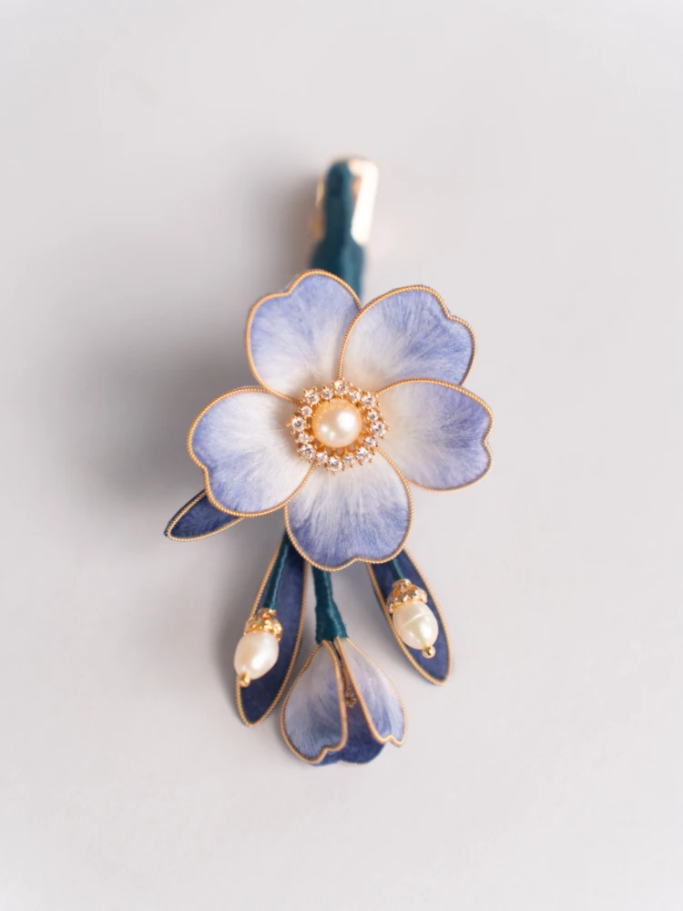 

Yuzhou Velvet Plum Blossom Exquisite Velvet Flower Handmade Silk Daily Versatile Brooch Pin Blue Purple Plum Blossom