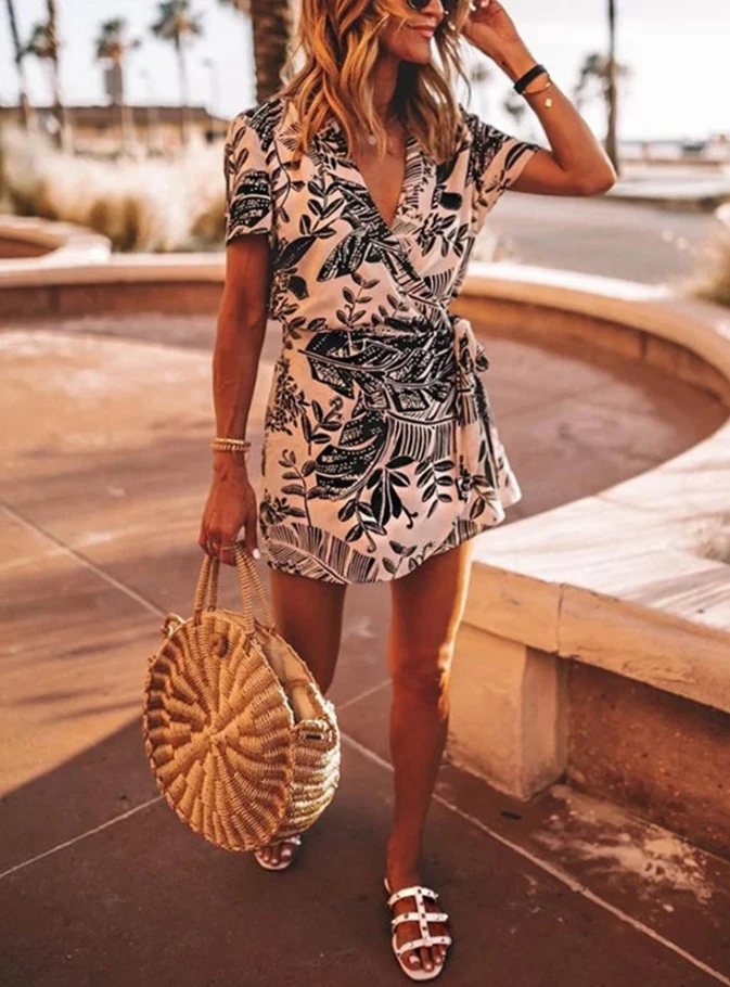 

Women's Fresh Floral Print Wrap Dress Belted Waist with Bold Pattern and Light Fabric Versatile Outfit Suitable for Vacation ﻿