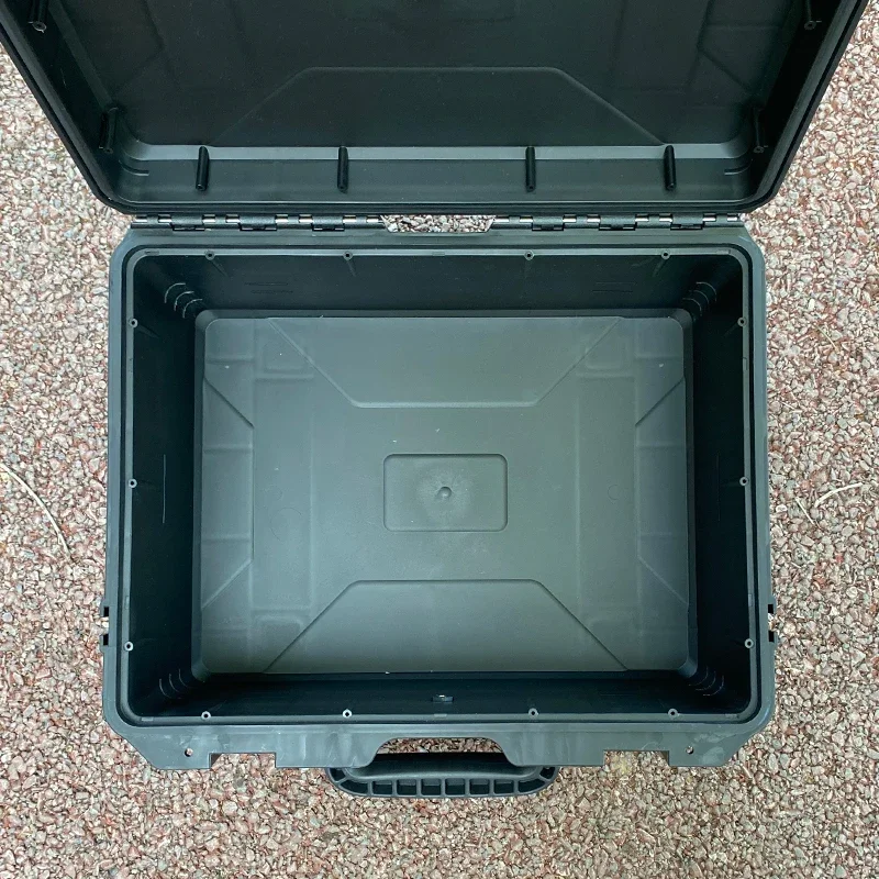 Install monitor screen panels, portable three-proof boxes, instruments and equipment, operation monitoring and broadcasting stat