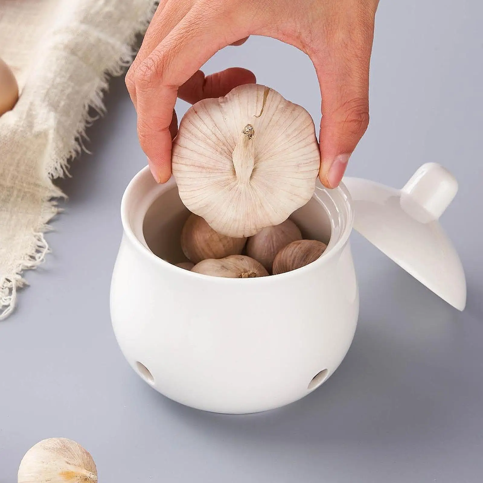 Garlic Keeper with Lid Keep Your Garlic Cloves Fresh for Countertop for Home