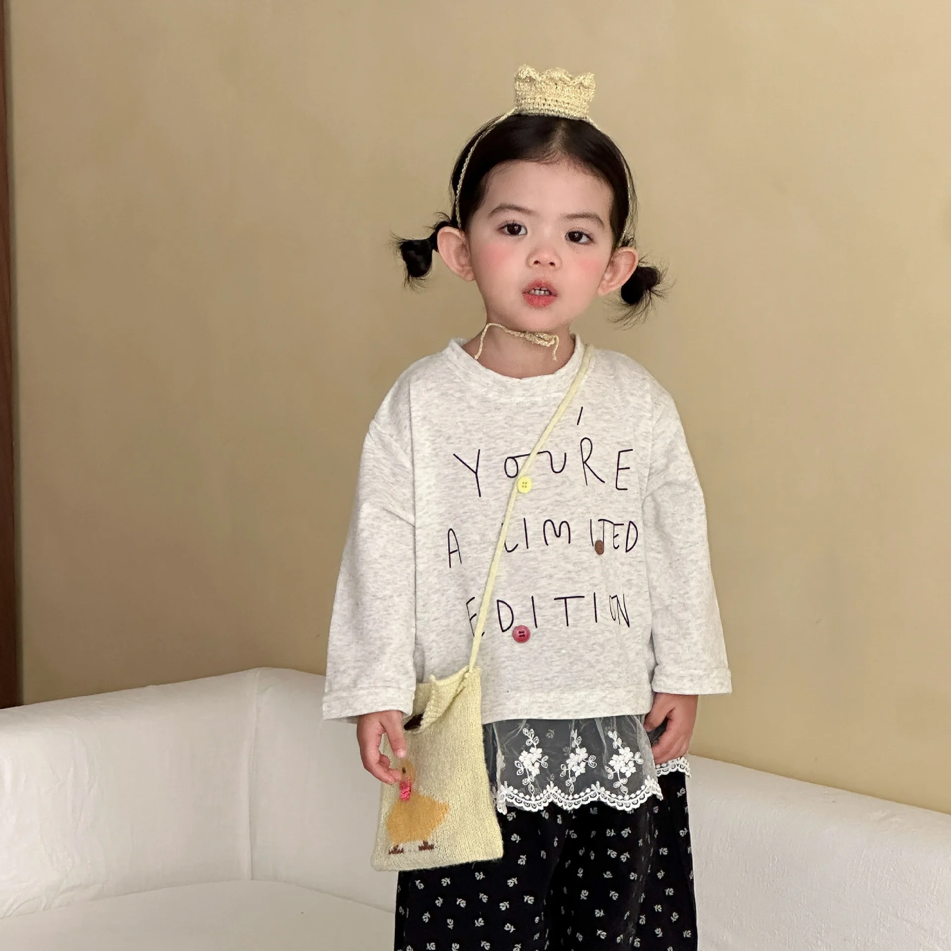 

Новые детские хлопковые футболки с длинным рукавом и буквенным принтом для девочек, милые кружевные топы, базовые рубашки для малышей, детская одежда, коллекция Весна 2026