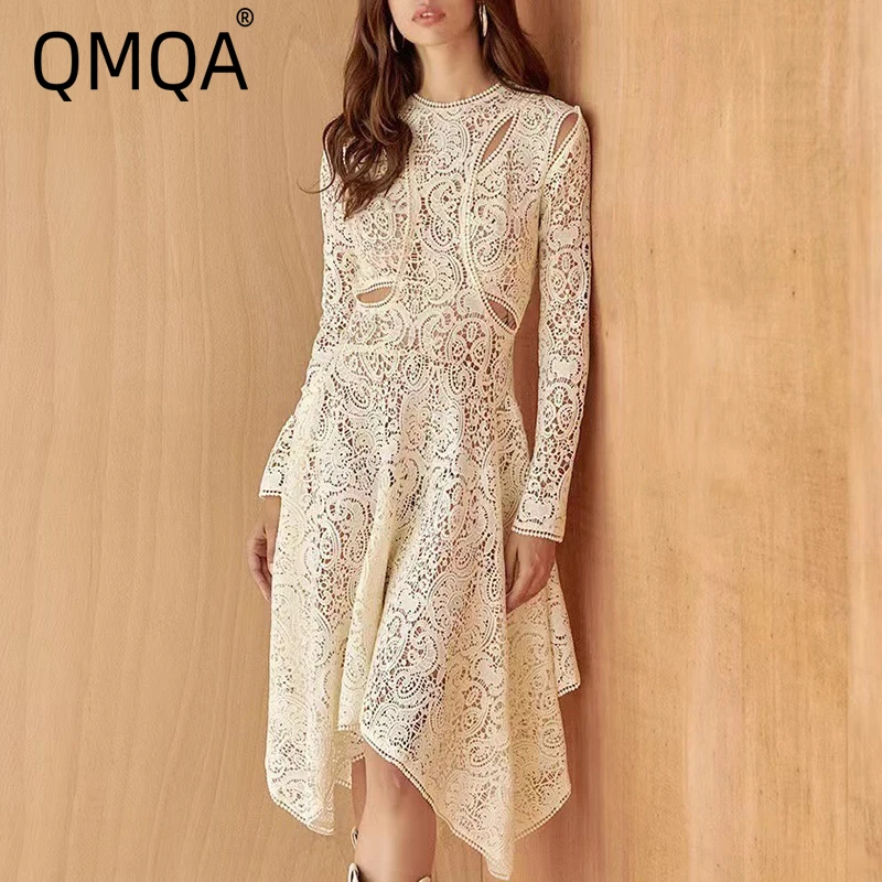 

QMQA Fashion Women's Elegant Lace Dress Round Neck Long Sleeved Irregular Hollow Waist Design Short Dresses 2025 Spring QM354