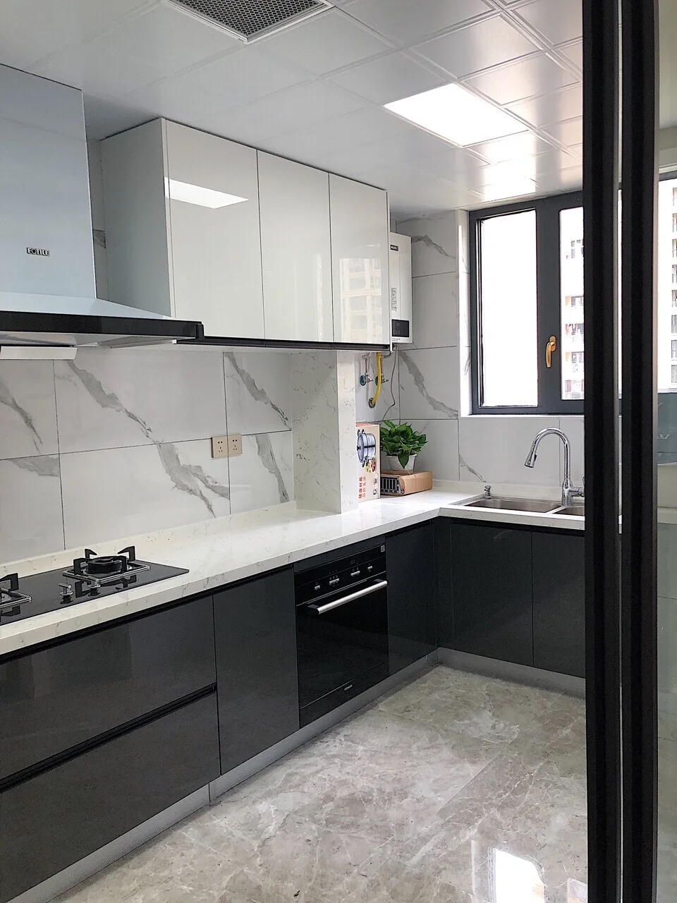 ^Custom Modern Solid Oak Wood Built-in Kitchen Cabinet with Quartz Countertop PET Sheet Doors Multi-layer Solid Wood Panels
