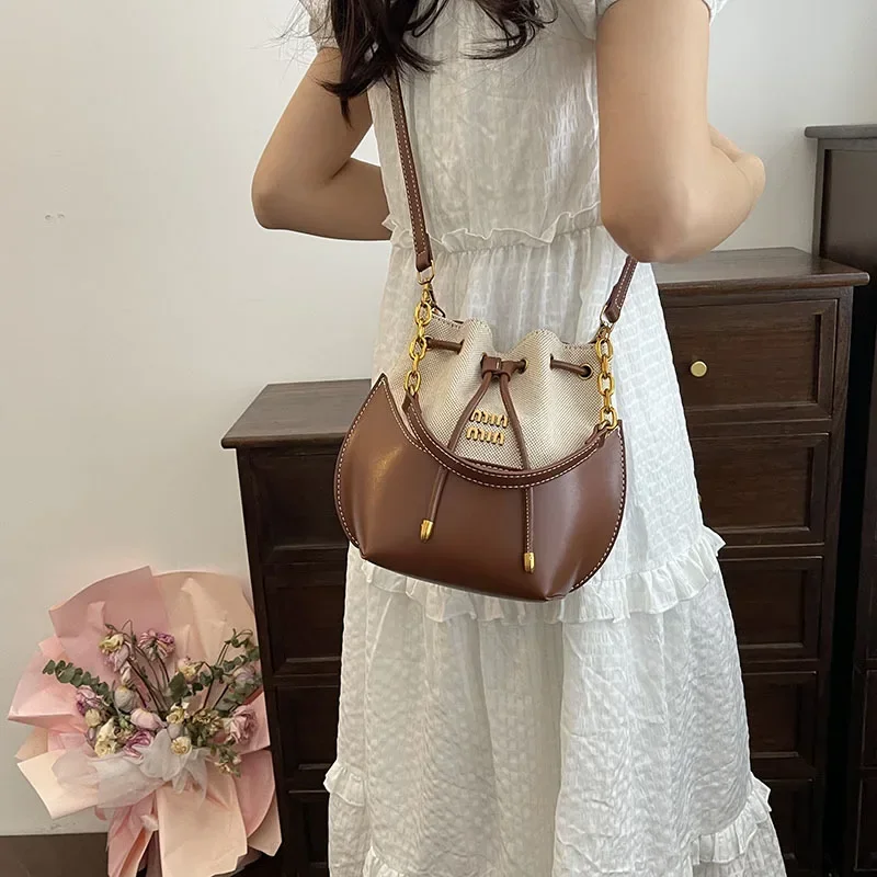 Girls Fashion Handbag Ladies Casual Shoulder Bag Niche Hundred Slant Cross Bag Large Capacity Bucket Bag Chain Decoration PU Fab