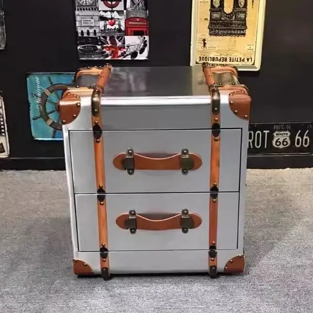 طاولة بجانب السرير مصنوعة من جلد الألومنيوم الإبداعي على شكل صندوق من الروطان في العصور الوسطى