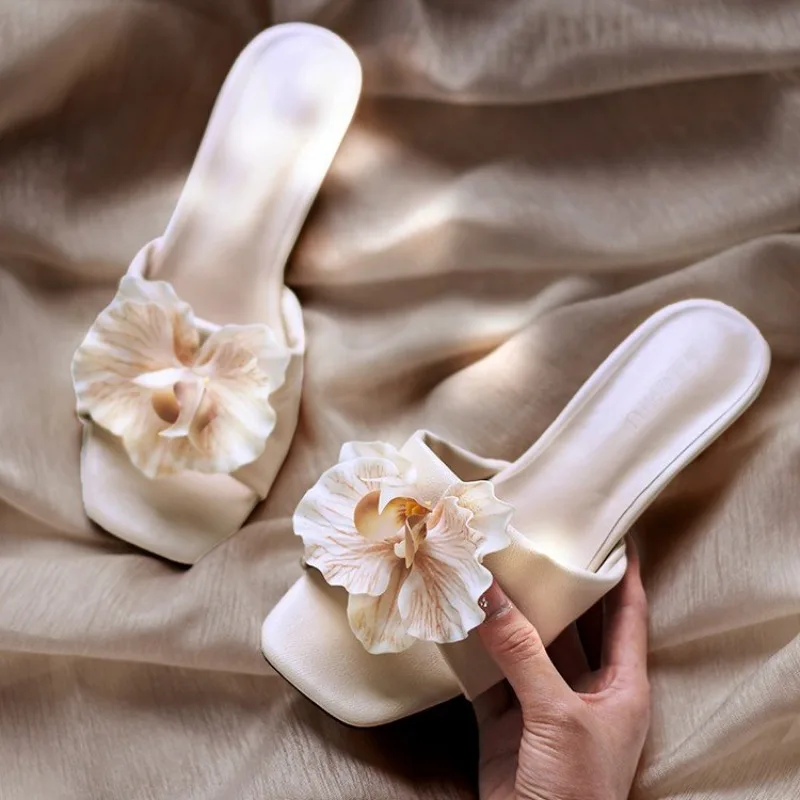 

Элегантные женские мюли-шлепанцы телесного цвета с цветочным узором в виде орхидеи-бабочки, на квадратном носке, с нежным каблуком-шпилькой