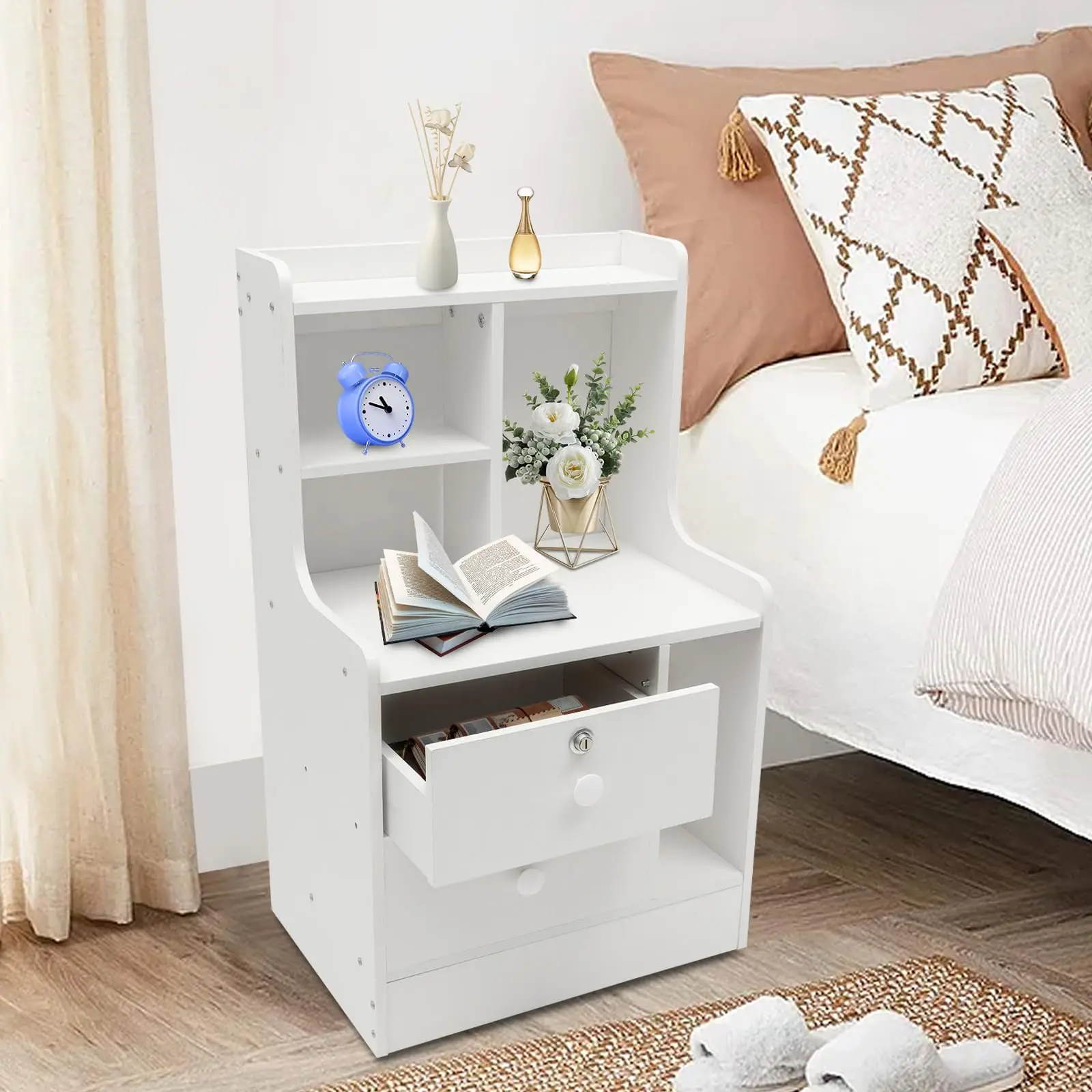 طاولة بجانب السرير باللون الأبيض الدافئ مع أدراج قفل ورف تخزين مفتوح لغرفة نوم المكتب