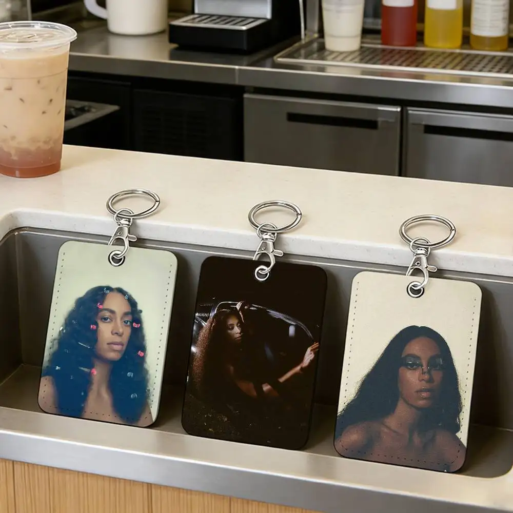 

Альбом певицы Соланж Ньюлз: Держатель для карт для ежедневных поездок, защита для проездных на автобус и доступа, подходит для повседневного использования.