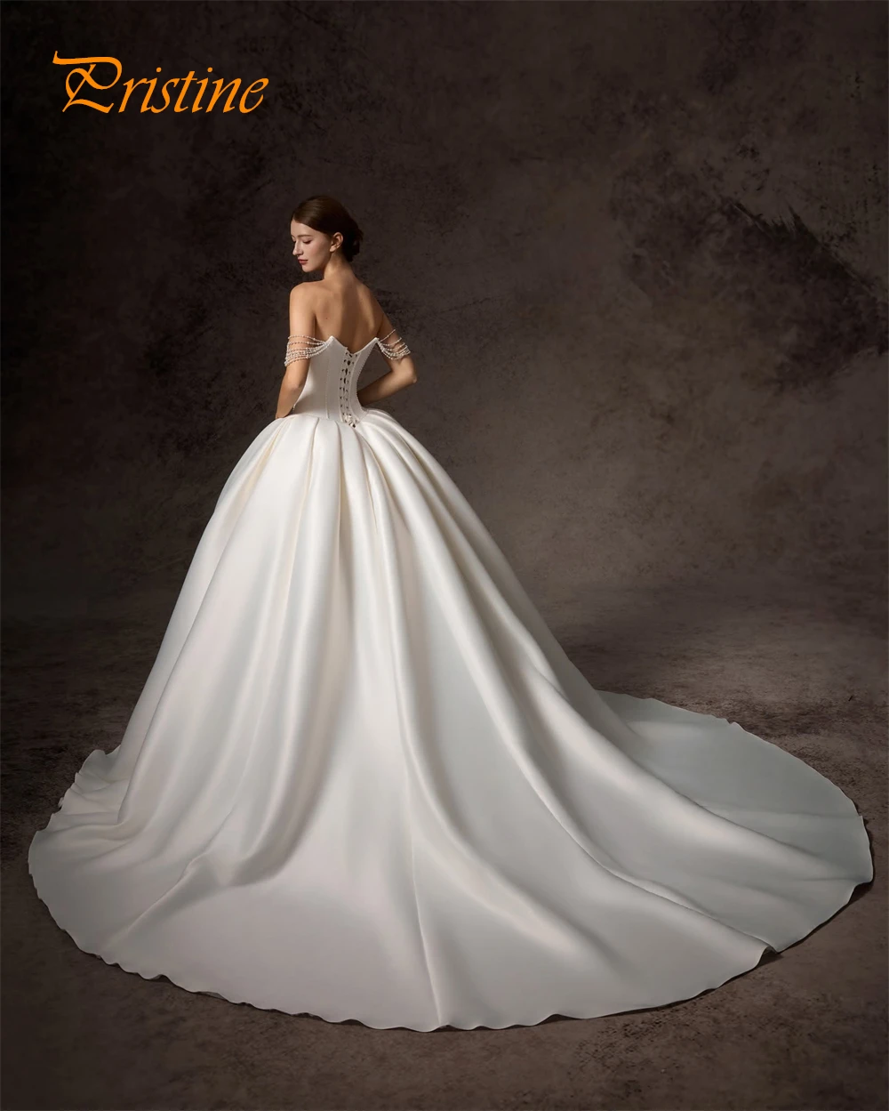 ชุดแต่งงานโบโฮสีขาวผ้าซาตินแบบสั่งตัด ชุดเจ้าสาวแบบเปิดไหล่ทรงเอไลน์พร้อมชายกระโปรงยาวแบบโบโฮ