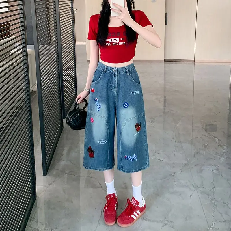 Damskie niebieskie patchworkowe haftowane vintage sprane jeansy uliczne Y2K 2025 lato nowe codzienne szerokie nogawki modne luźne spodnie capri