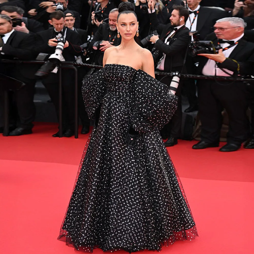 

Черное платье в горошек в горошек с большими рукавами с рюшами и расклешенной юбкой с замысловатым бисером и прозрачной тканью идеально подходит для