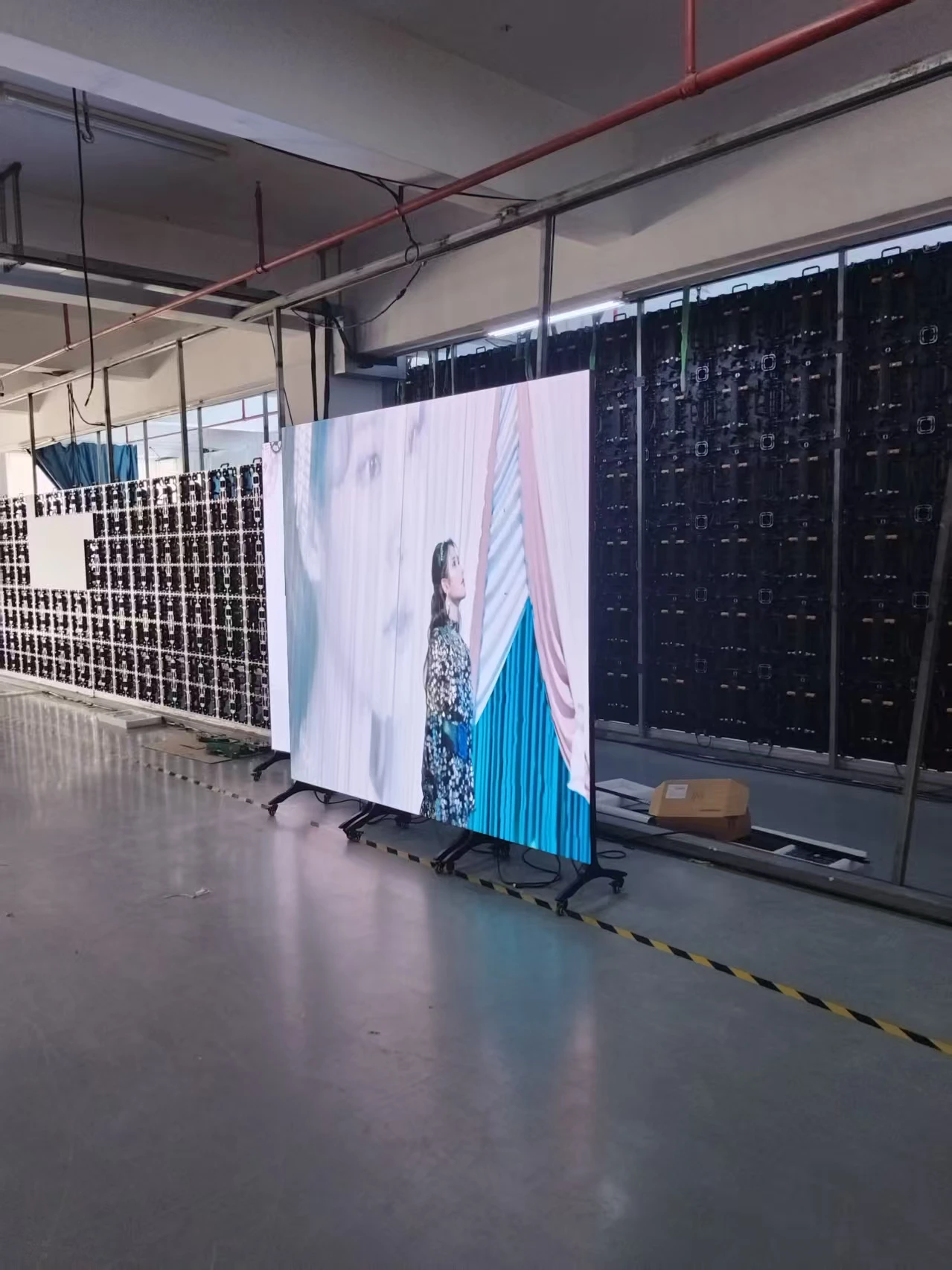 شاشة ملصق LED خارجية قابلة للتخصيص P1.25/P1.53/P1.86/P2/P2.5 عرض إعلاني محمول متحرك على الأرض