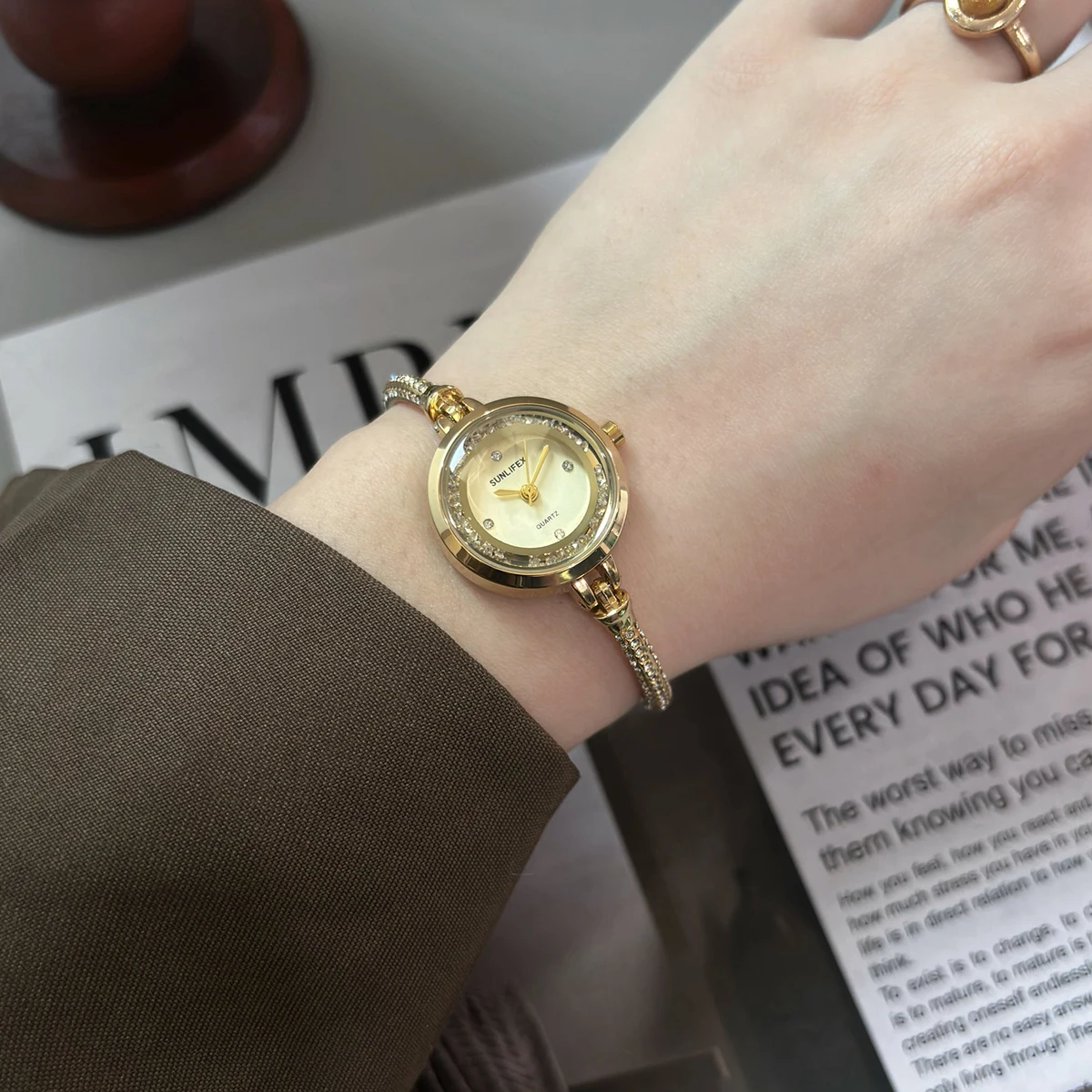 Orologio da donna con strass di lusso Orologio da donna con cinturino in oro pregiato per bracciale regolabile Orologio da polso femminile Orologio da donna Relojes