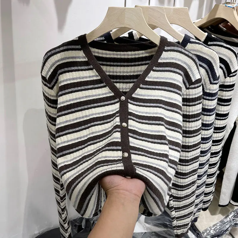 سترة نسائية جديدة لربيع وخريف 2025 متعددة الاستخدامات ذات شريط رفيع محبوك سترة نسائية طويلة فضفاضة على شكل حرف V سترة Jaet عصرية