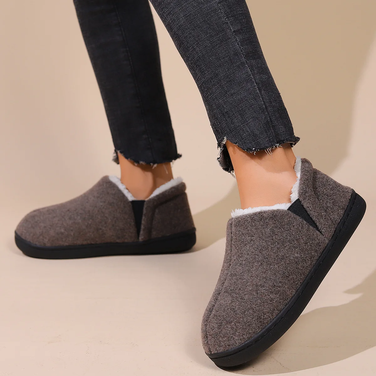 Comwarm: Warme, kurze Plüsch-Hausschuhe für Damen, mit flauschigem Innenfutter, ideal für den Innenbereich, bequeme, weiche Sohle, modische Schlafzimmer-Hausschuhe. – Detail 7