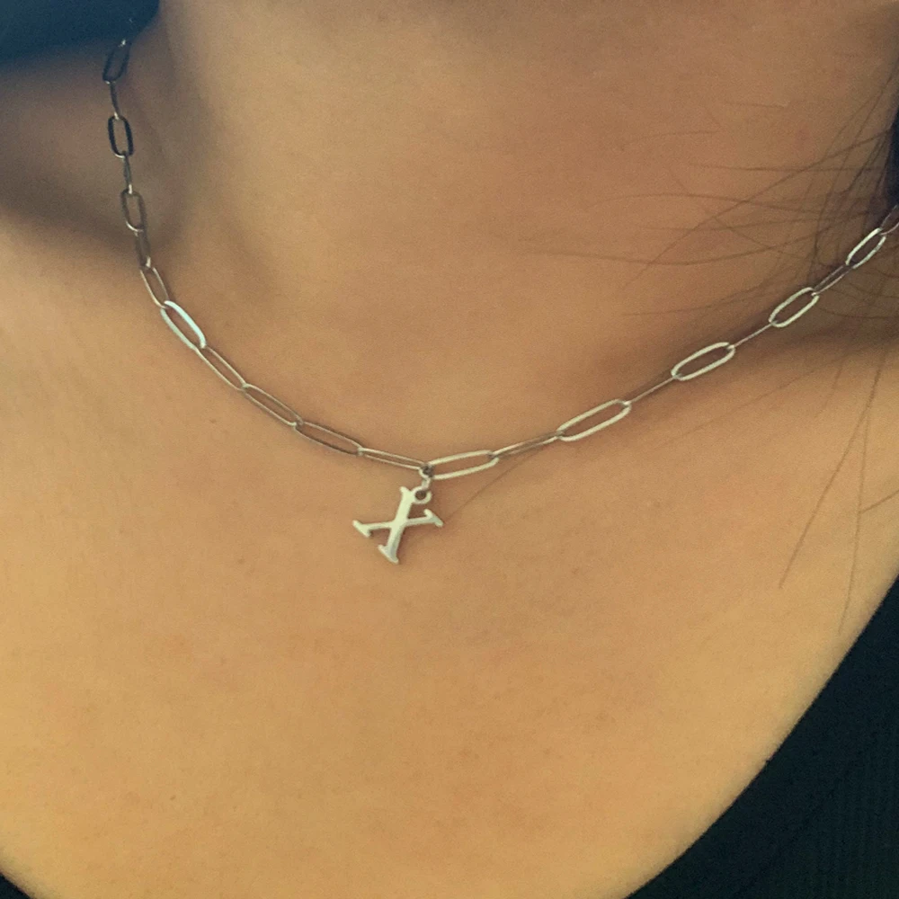 Collar con colgante de letra inicial pequeña brillante para mujer, gargantilla de cadena geométrica con dije del alfabeto de acero inoxidable a la moda, joyería