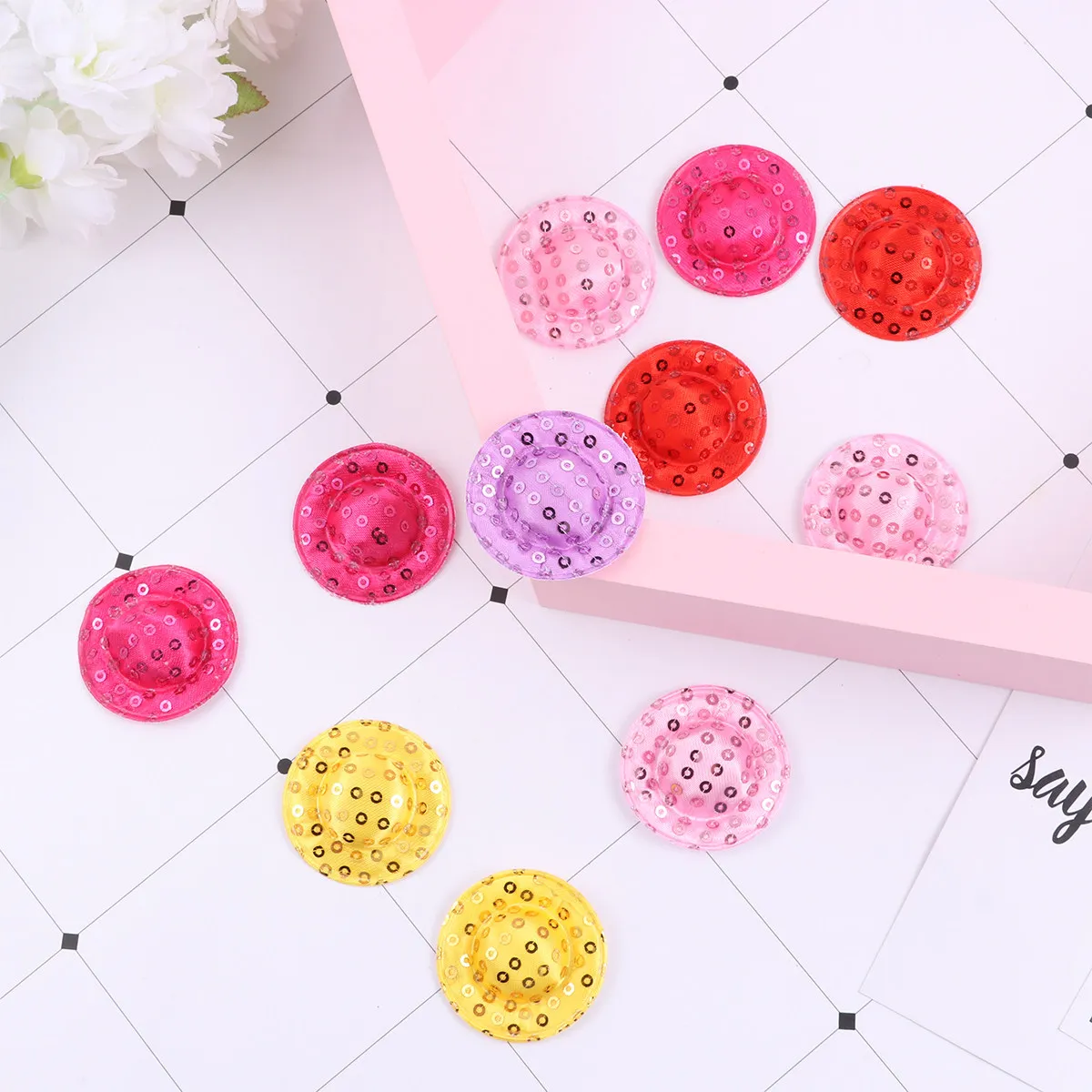 24 Peças Mini Chapéus com Lantejoulas de Aba Larga para Decoração DIY, Bonés Artesanais nas Cores Vermelho, Rosa, Amarelo Claro, Azul Celeste, Roxo e Rosado