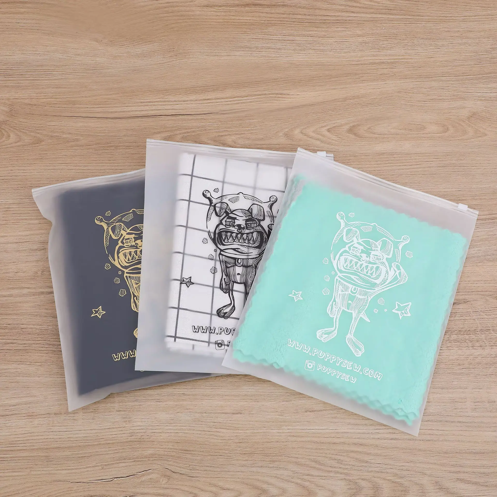 50 Stück matte transparente Reißverschlusstaschen für Hemdenverpackungen, Firmenproduktversandtaschen, mit individuellem Logodruck. – Detail 10