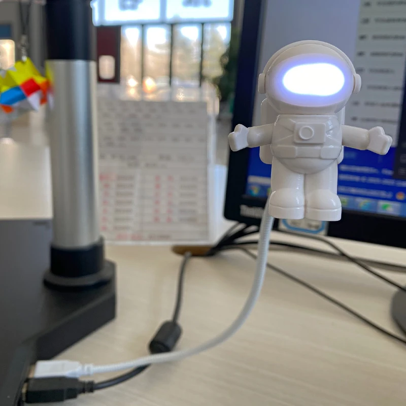 Tragbare Lese schreibtisch lampe mit USB-Nachtlicht betriebene weiße Astronauten form für Computer-PC 5V LED-Beleuchtungs lampe