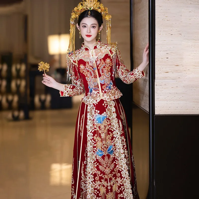 Um novo vestido de noiva de estilo chinês de grande porte