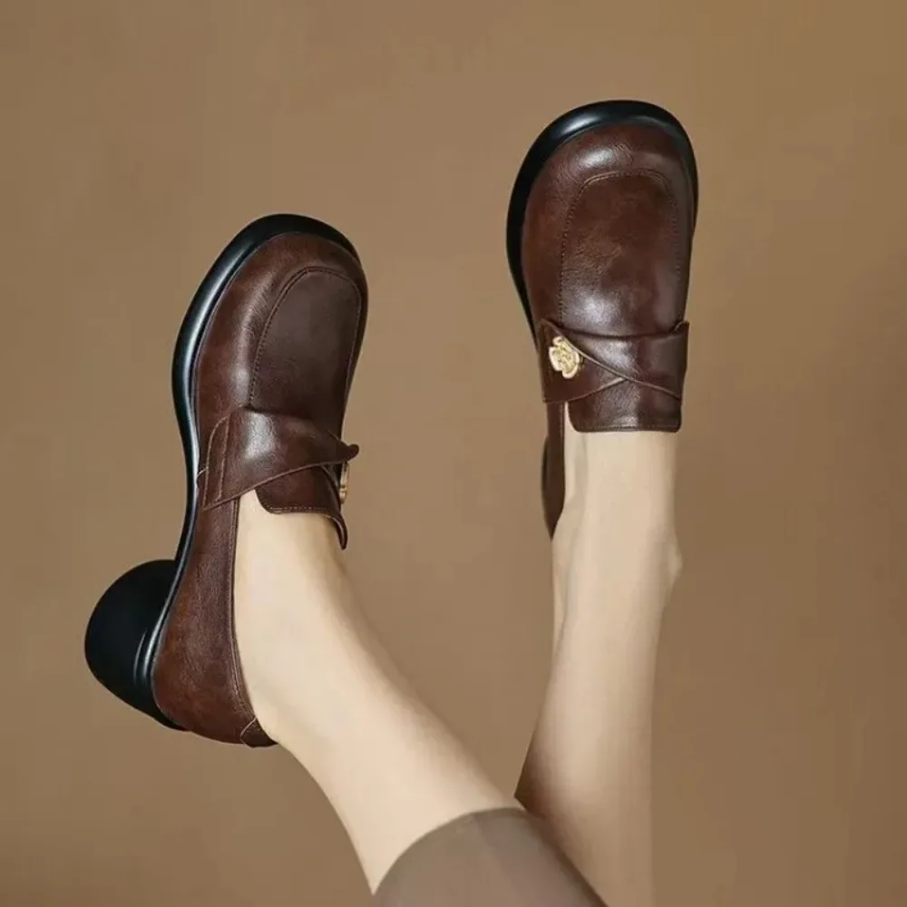 

Новые женские лоферы из натуральной мягкой кожи в ленивом стиле, туфли на массивном каблуке, осень-зима, винтажные туфли на флисовой подкладке с цветком камелии