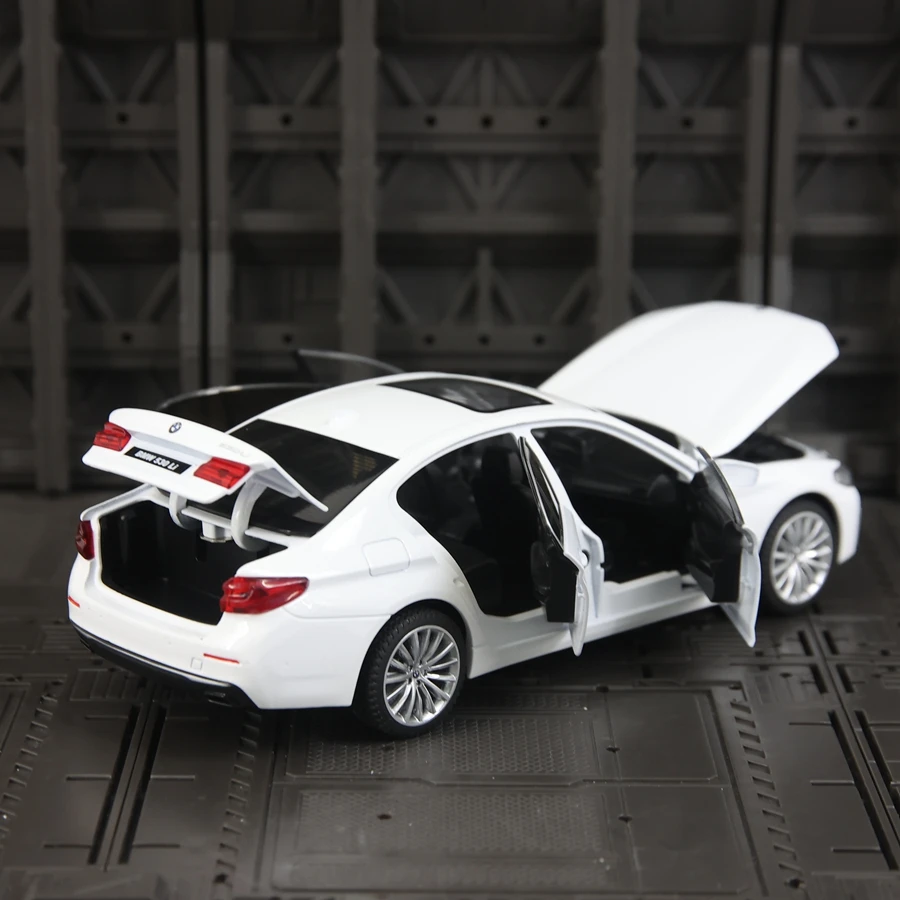 1:24 Simula el modelo de coche de aleación BMW 530Li con puertas, capó de motor y maletero que puede abrir rico en detalles, finamente elaborado