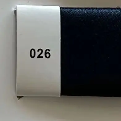 Funkelndes, modisches, langärmliges Cape, bodenlanges Outfit, Rüschenknöpfe, Brautjacke