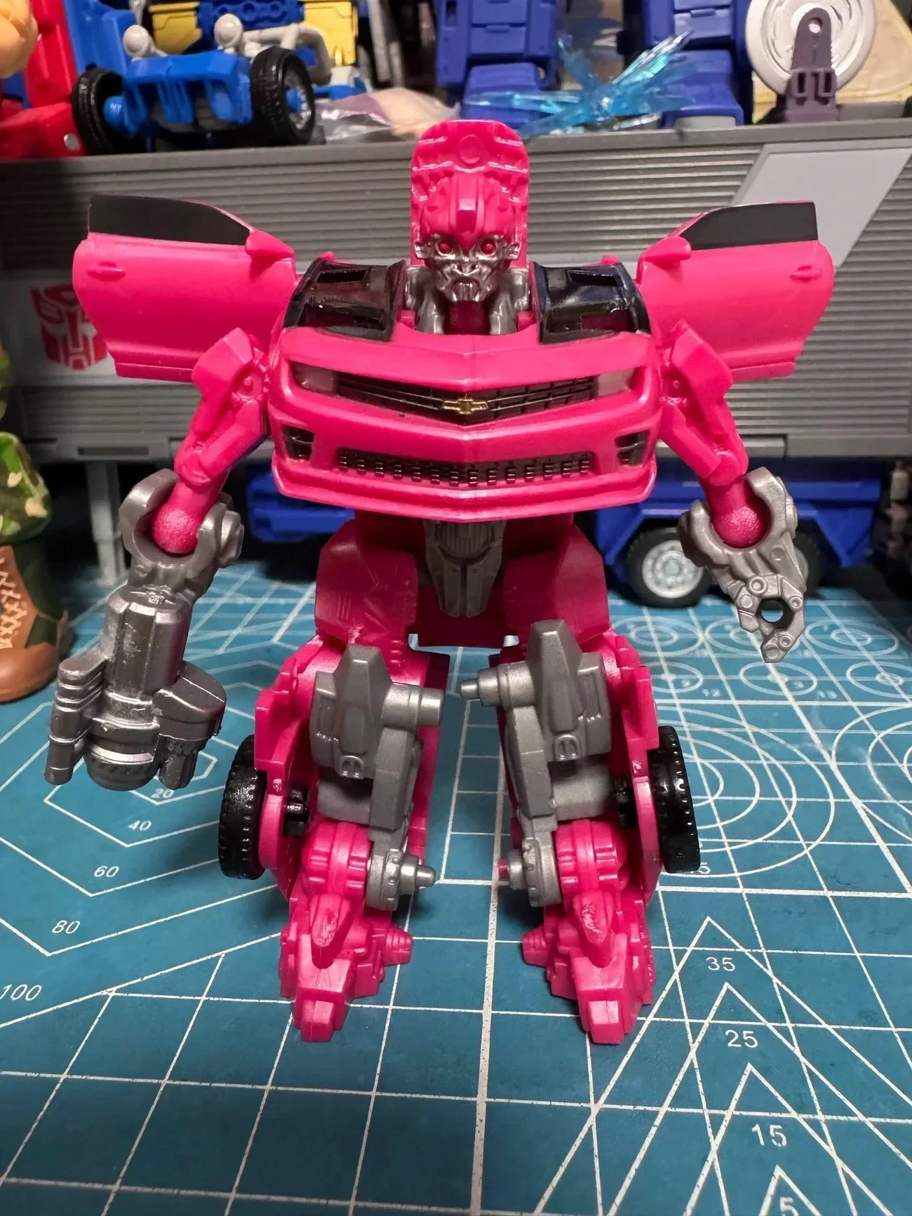 Auf Lager Hasbro Transformation Toys SS86 Core Laserbeak Pink BEE Actionfiguren Roboter Autobot Kleines Modell Geschenkkollektion