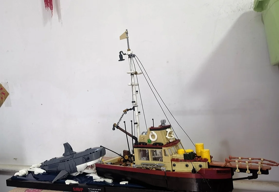 2024 New 21350 Jaws Diorama Boat Shark Pirate Ship Building Blocks Fishing Boat Model Bricks Toy Birthday Christmas Gift for Kid