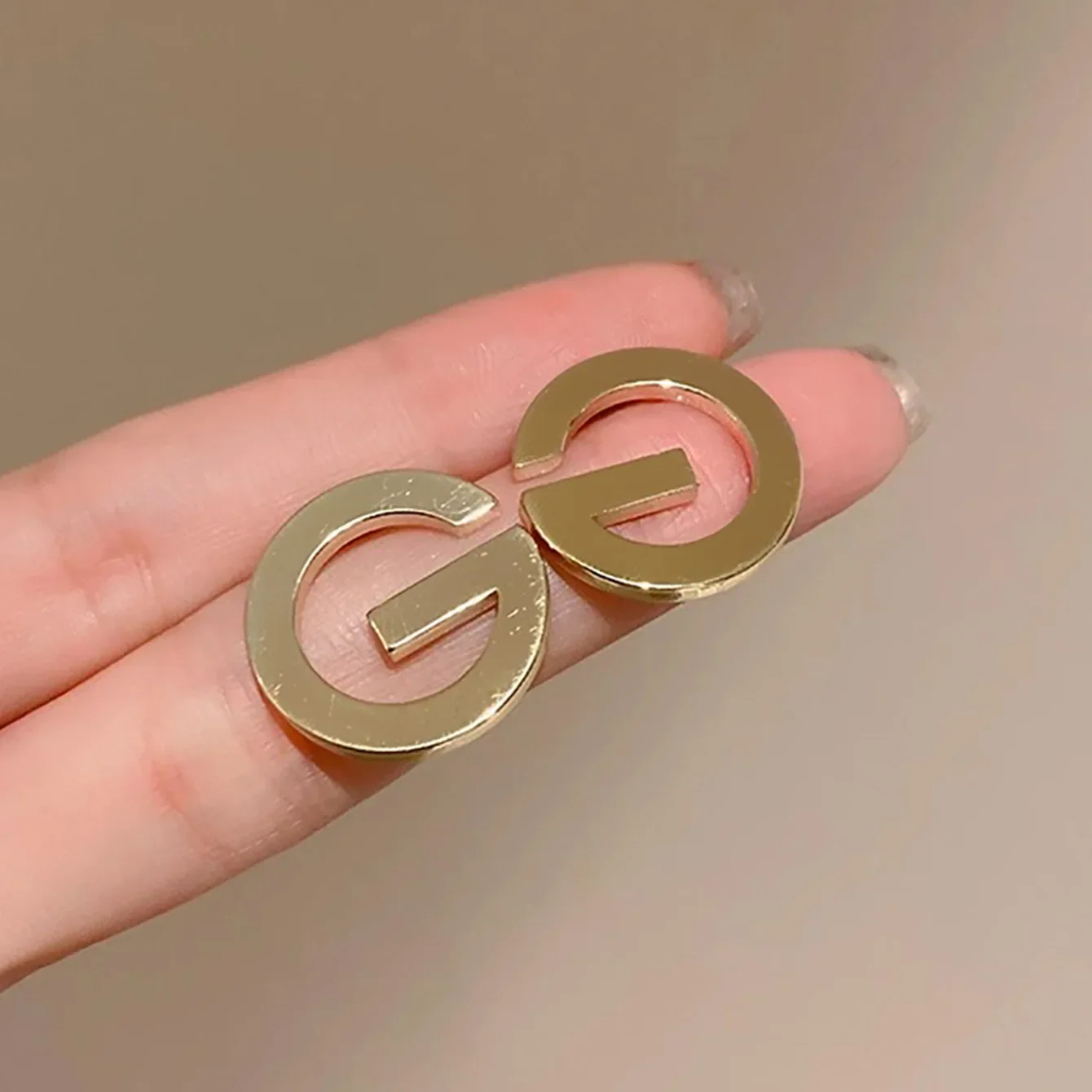 Pendientes de Metal con letras de viento Dongdaemun, pendientes de nicho de diseño simple, joyería versátil para las orejas a la moda para mujer