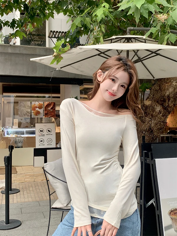 

Дизайнерская футболка с кружевными вставками и открытыми плечами, длинный рукав, женская, для ранней осени, новая модель, укороченная, приталенная, в стиле Pure Desire.