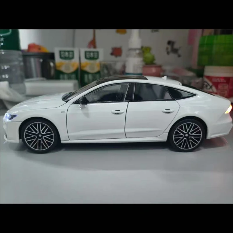 1:24 アウディ A7 おもちゃの車モデルダイキャスト合金車両ミニチュアプルバックサウンド & ライトドア開閉可能なコレクションギフト少年子供のため