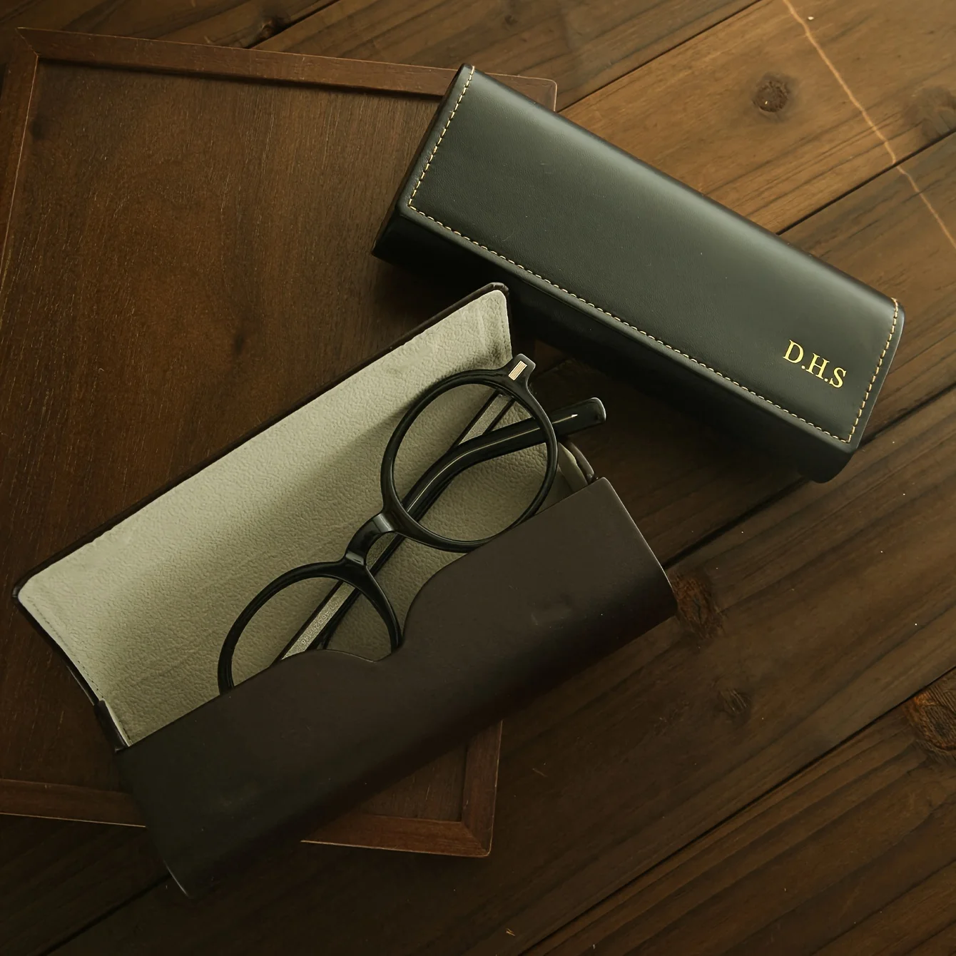 Personalisierte Brillenbox mit Initialen, Vintage, schützend, wasserdicht, Reise-Brillenetui, Leder, für Damen und Herren, Sonnenbrillen-Aufbewahrungsbox – Detail 6