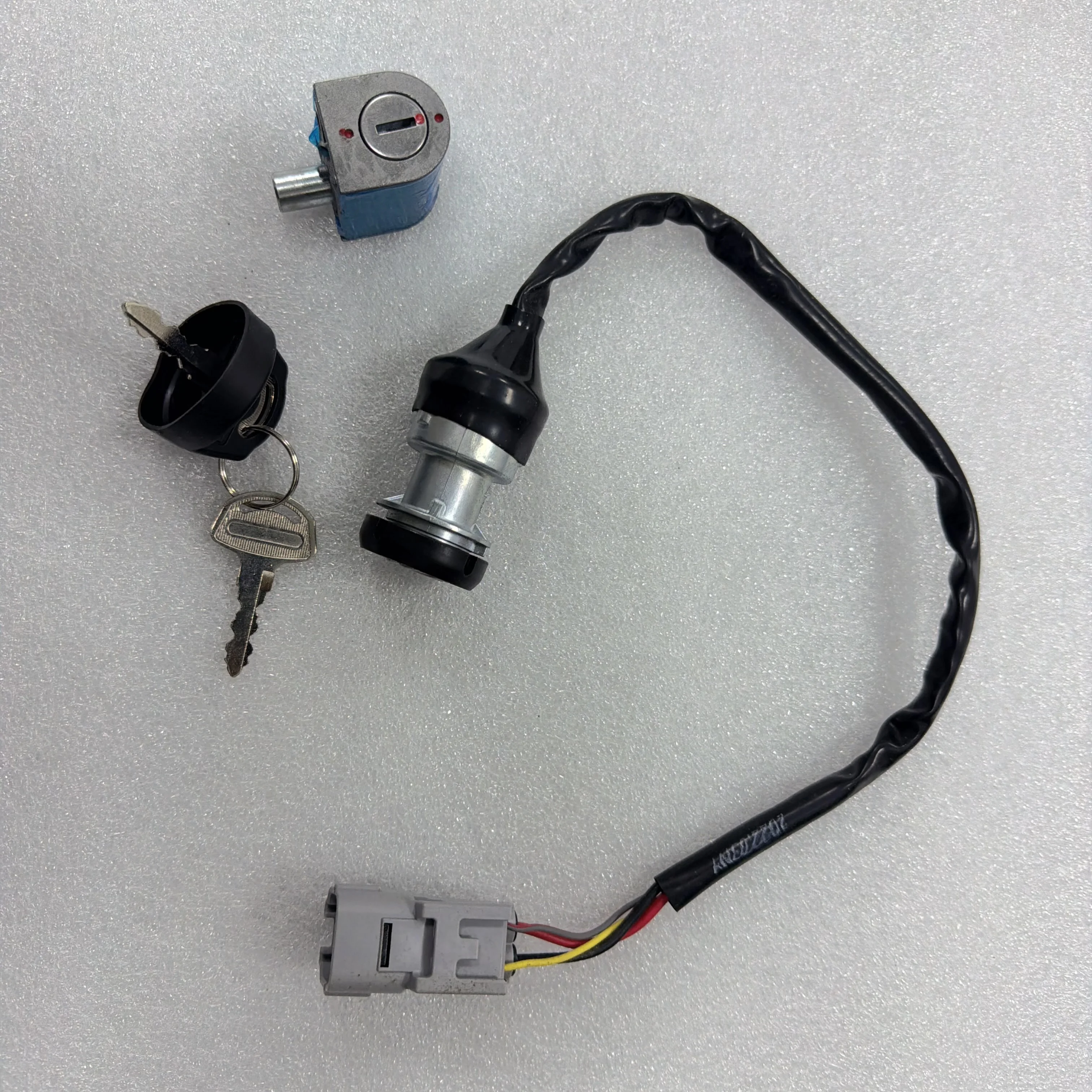 Original genuine 4-wire 2-lock waterproof plug-in ignition switch parts suitable forChunfengCF9501000US UTR UU 7000-011000-20000
