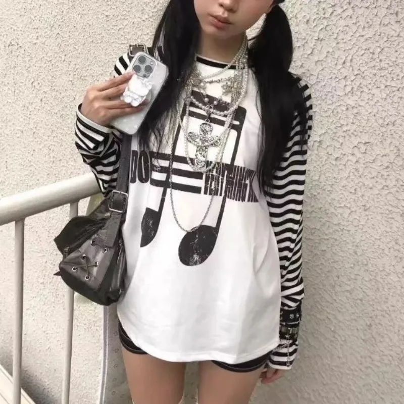 تي شيرت مخطط بأكمام طويلة للسيدات 2000's Y2K بلايز جرافيك طباعة تي شيرت عتيق ملابس الشارع الشهير مضحك تي شيرت ملابس السيدات جديد 2025