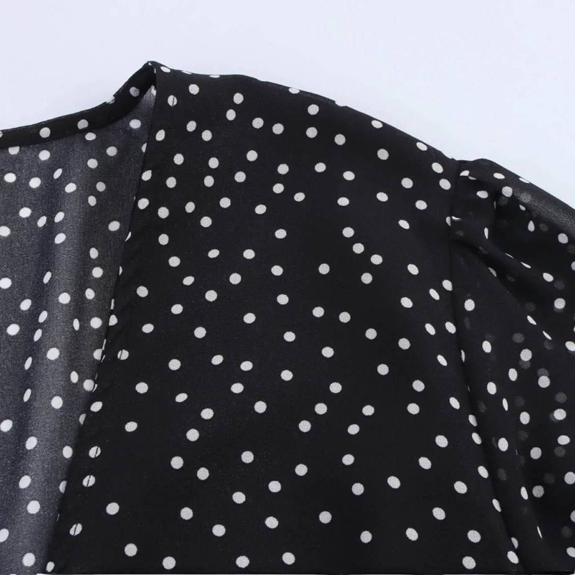 エレガントな水玉模様の花柄縁取りシングルボタンワンピース 秋の新作プラスサイズ婦人服 ストレートチューブスカート Vネック長袖