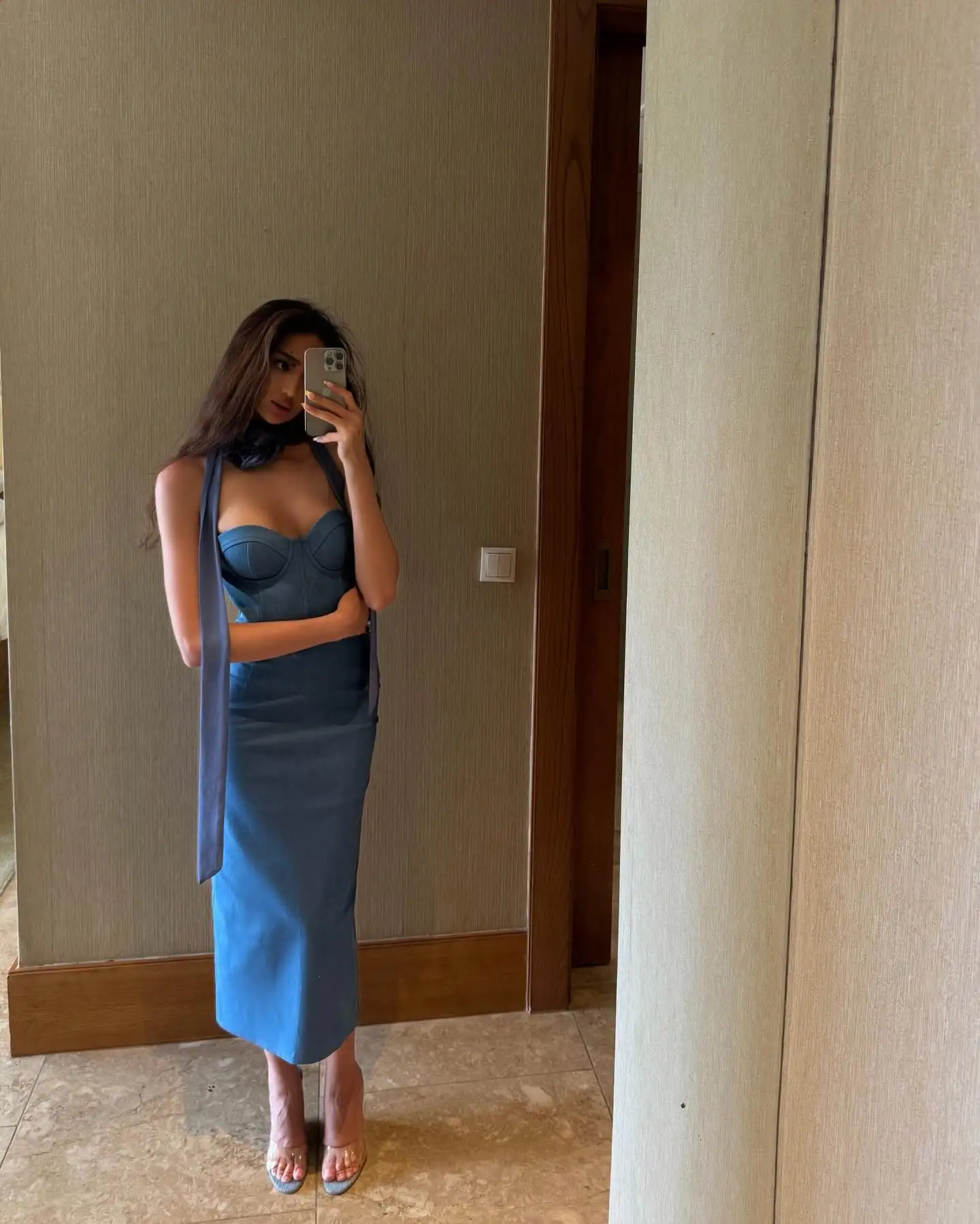 Abito da sera con nastri di fiori 3D dritti in jersey sexy personalizzato Abito da sera senza maniche con scollo a cuore di alta qualità