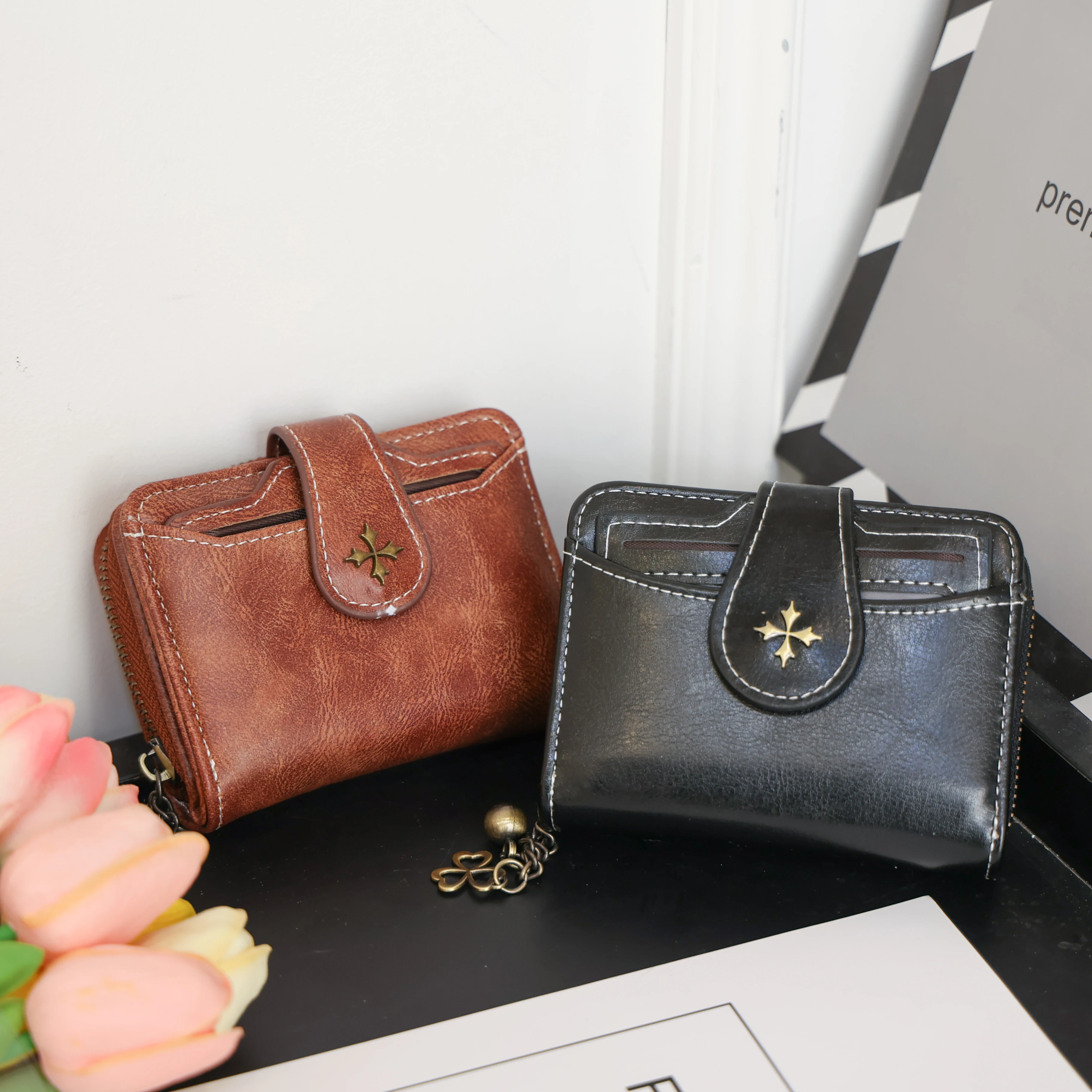 محفظة نسائية صغيرة من البولي يوريثان محفظة للعملات المعدنية ذات ملمس قصير وحقيبة كلاتش متعددة البطاقات خفيفة الوزن وبسيطة ومتعددة الوظائف