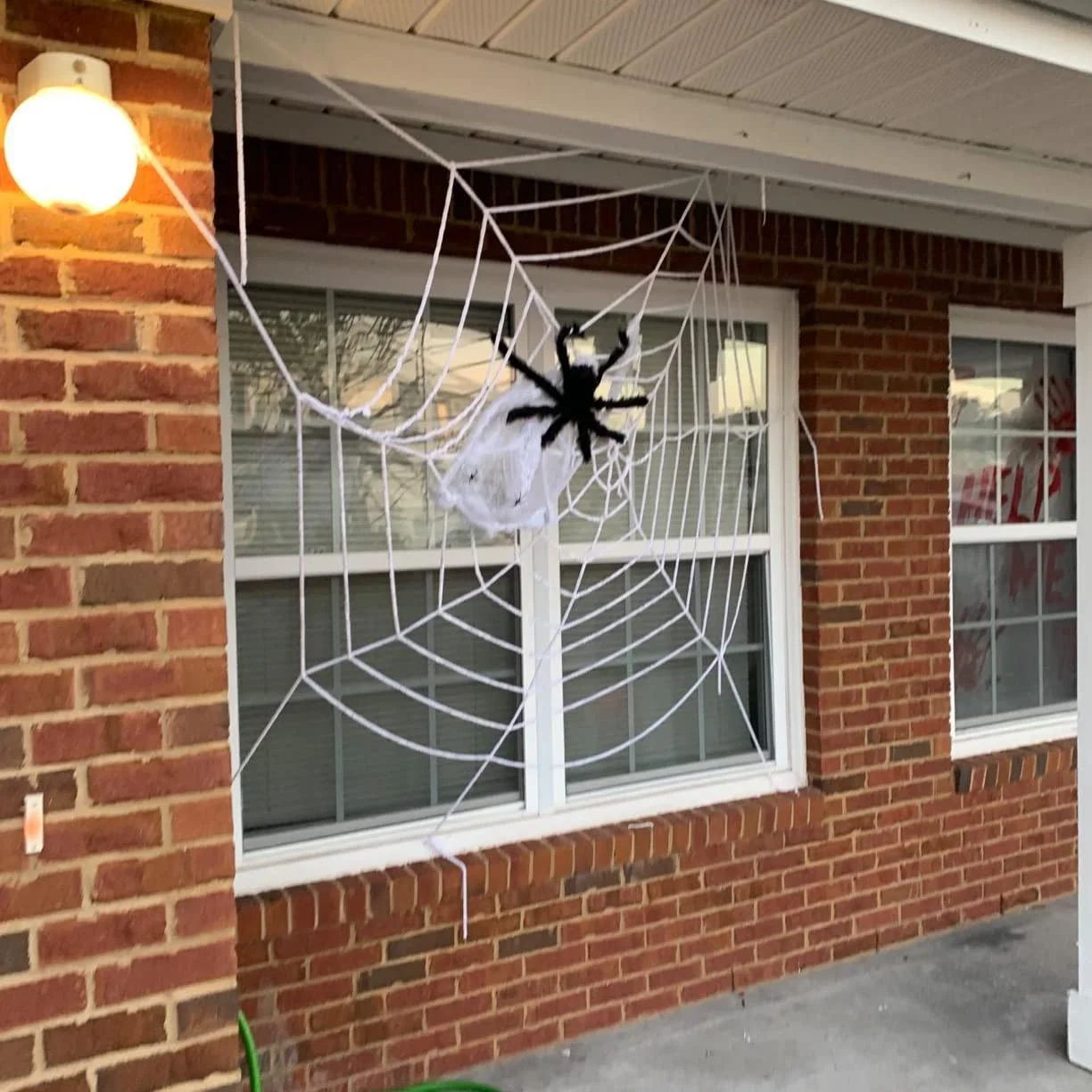 ABHU Halloween 12 قدم شبكة عنكبوت مستديرة عملاقة ودعائم عنكبوت مشعر وهمية باب ساحة مخيف وديكور خارجي مع نسيج العنكبوت المطاطي