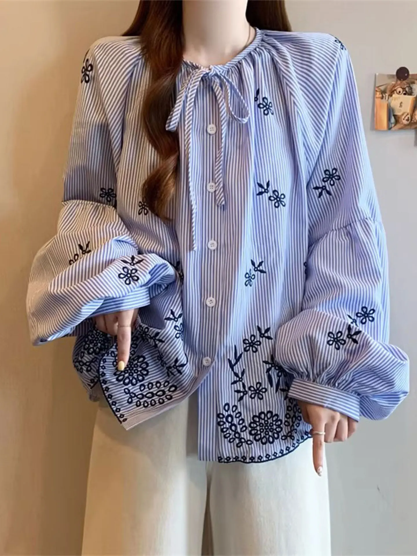 

Синяя полосатая женская блузка с длинным рукавом, весенняя, свободного кроя, с цветочной вышивкой, повседневная, больших размеров