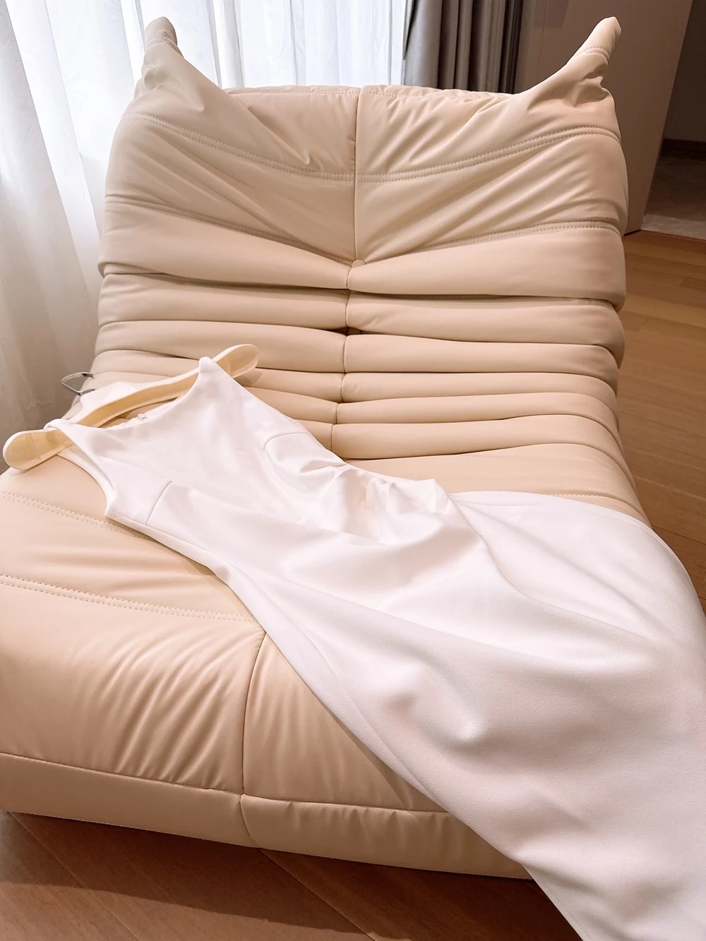 

Ele White Wrap around One oulder Dr with Pleats Waist Cinching High End Feeling Holiday Dr Bodycon Sle