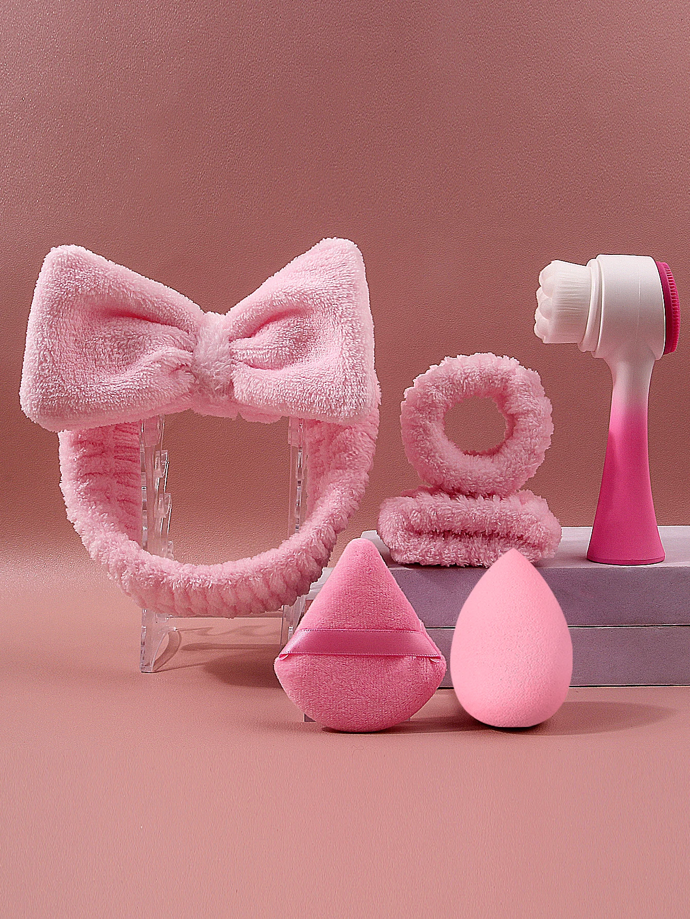 4 قطع ربطة شعر ناعمة، حزام معصم، مجموعة تنظيف فرشاة الوجه + قطعتان من إسفنجة البيض المثلثة الجافة والرطبة ذات الأغراض المزدوجة