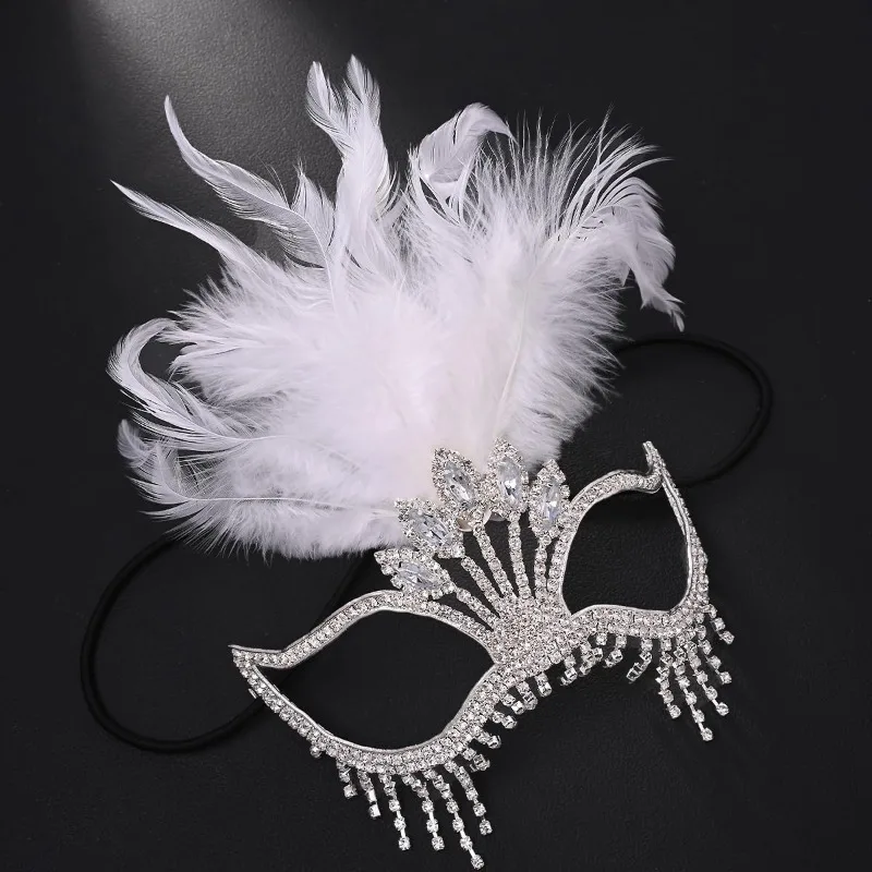 Maschera di piume per donna, maschera in maschera argento con strass e piume, copricapo scintillante per maschera da festa in costume di Mardi Gras