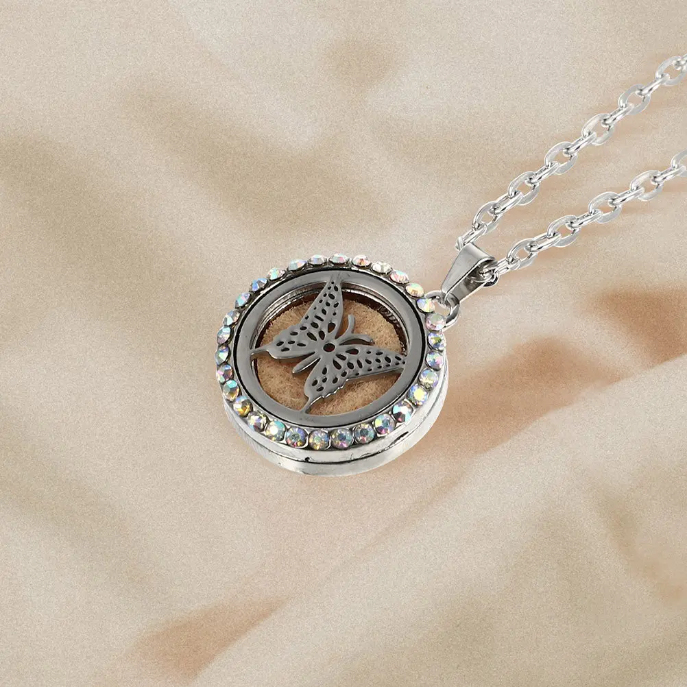 

2Pcs Aroma Diffusing Necklace Retro Locket Style Essential Oil Pendant for Winter Warmth Portable Aromatherapy Accessory