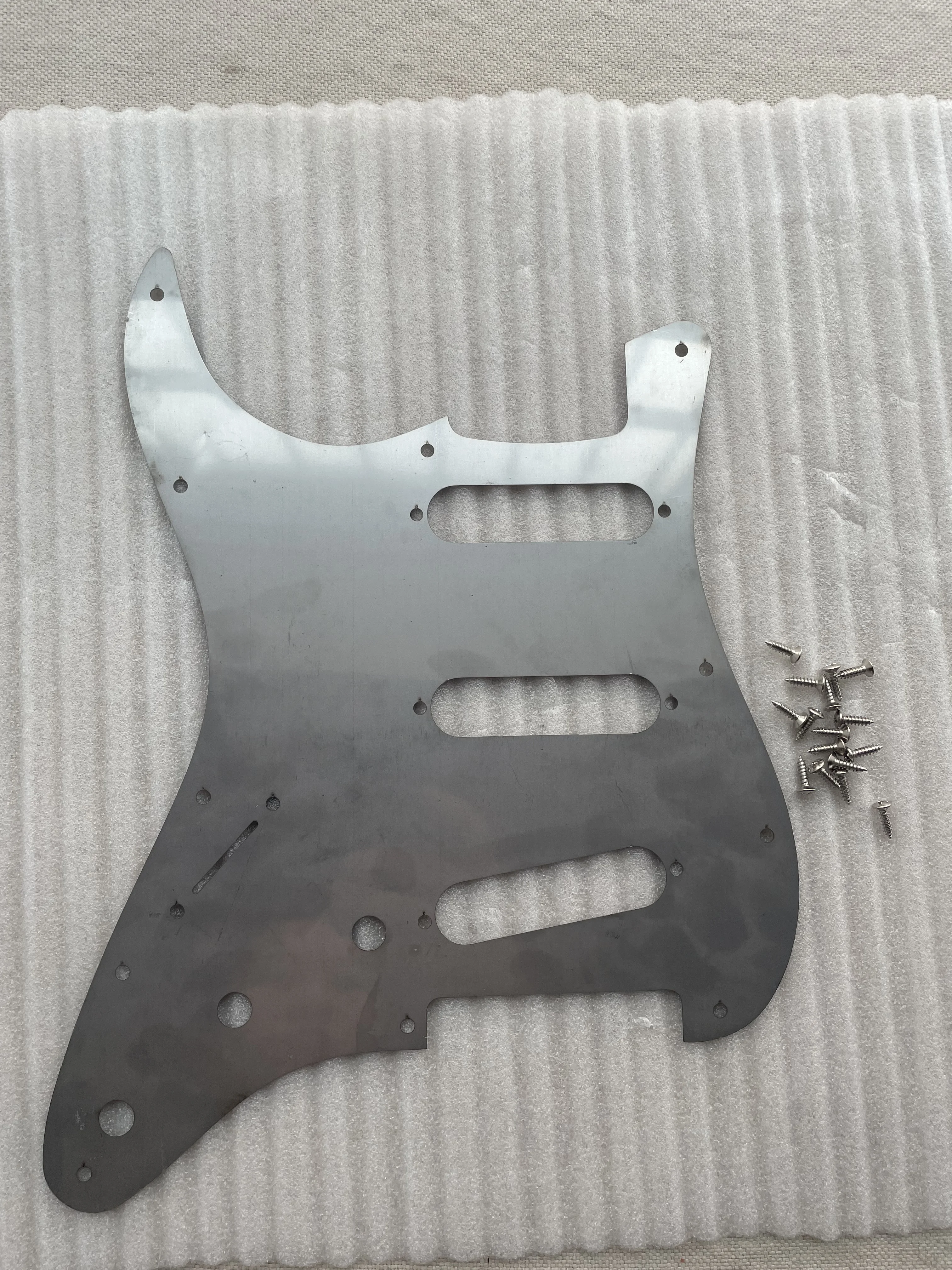 Costom Metal Pickguard 11 delik 3 kat elektrik gitar Pickguard oyma desen paslanmaz Scratch plaka SSS vidalar ile