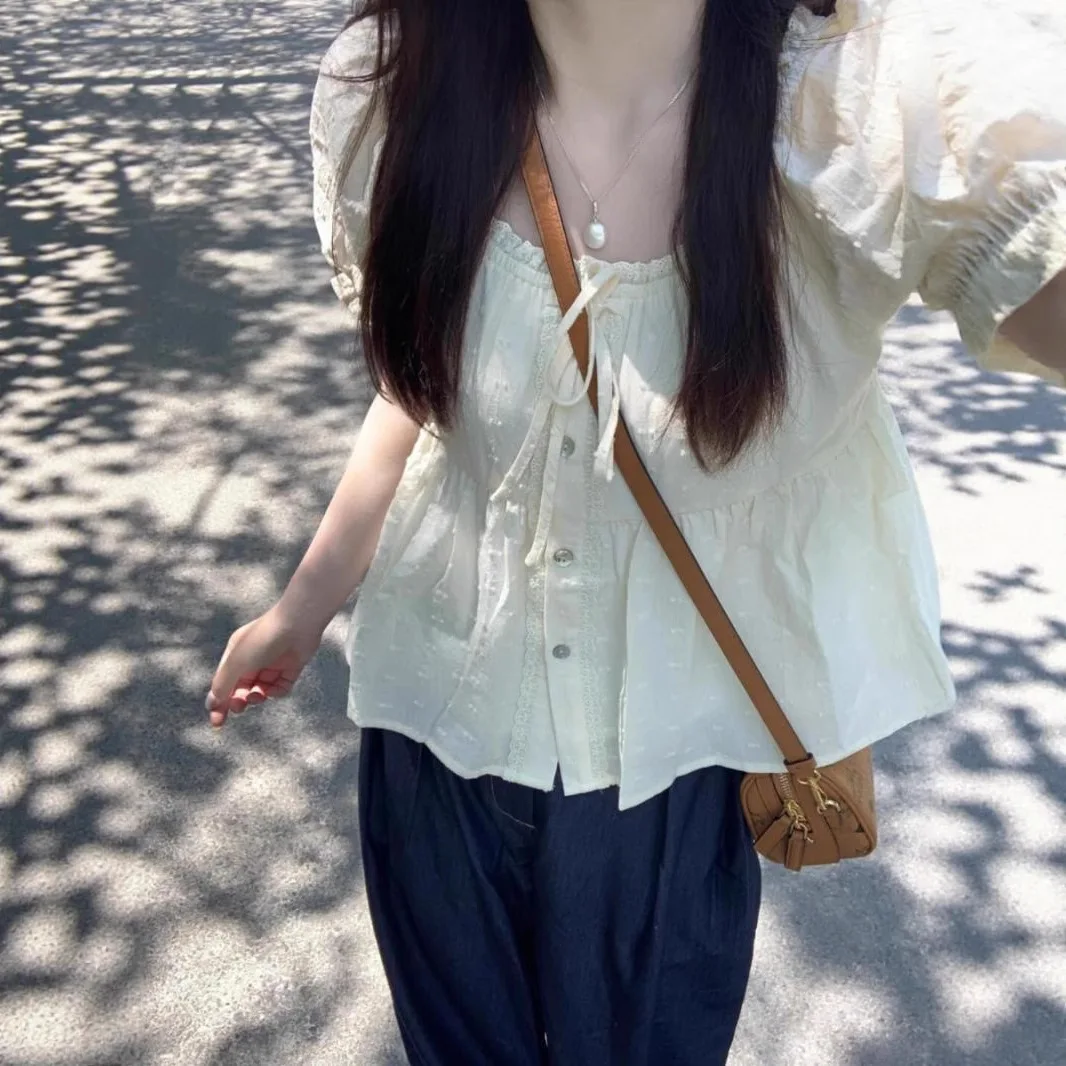 フランスの甘いレースのドールシャツ、夏の女性用半袖シャツ、シックなスリムフィットとスリムなパフスリーブスクエアカラートップ
