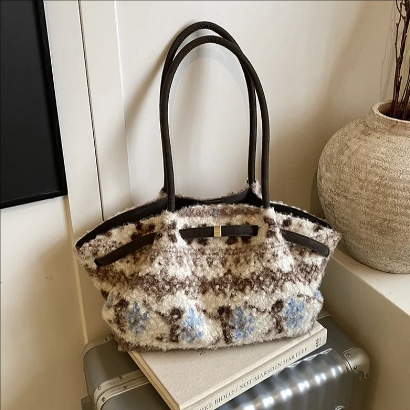 

2026 Early Spring New Plush Pattern Bag Women's Large Capacity Tote Bag Elegant High Beauty Fashion Commuter Shoulder Bag