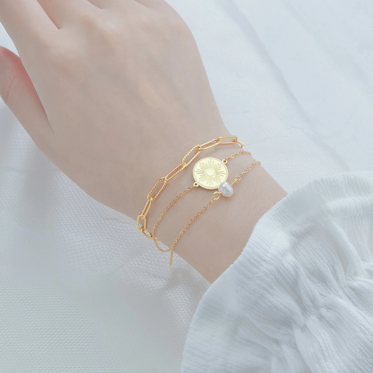 Kissmoon Bohemia Dreischichtiges Sunburst Runde Plakette Imitationsperle Edelstahl Goldfarbenes Armband für Frauen Schmuck Geschenke