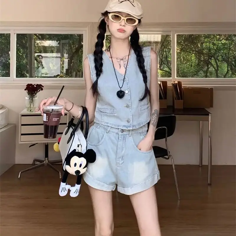 

Set Of High Quality V-Neck Camisole Button Hemmed High Waist Jeans Shorts Slim Female Summer New Fashion Two-Piece Suit.